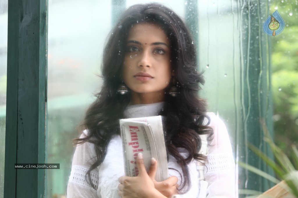 Sarah Jane Dias Hot Stills - 23 / 86 photos