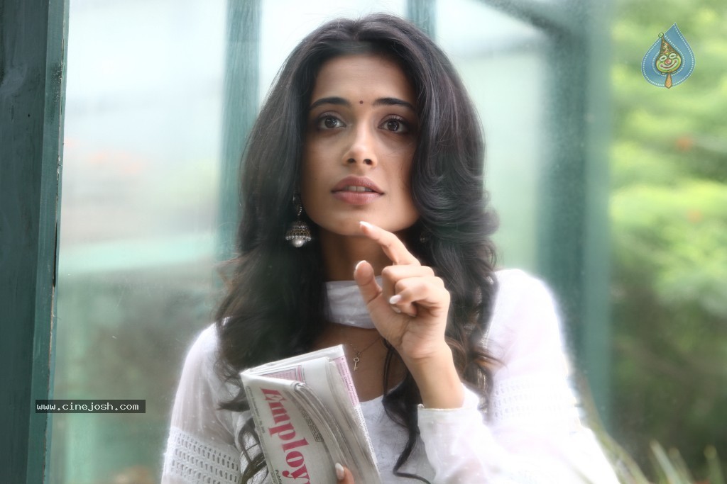 Sarah Jane Dias Hot Stills - 24 / 86 photos