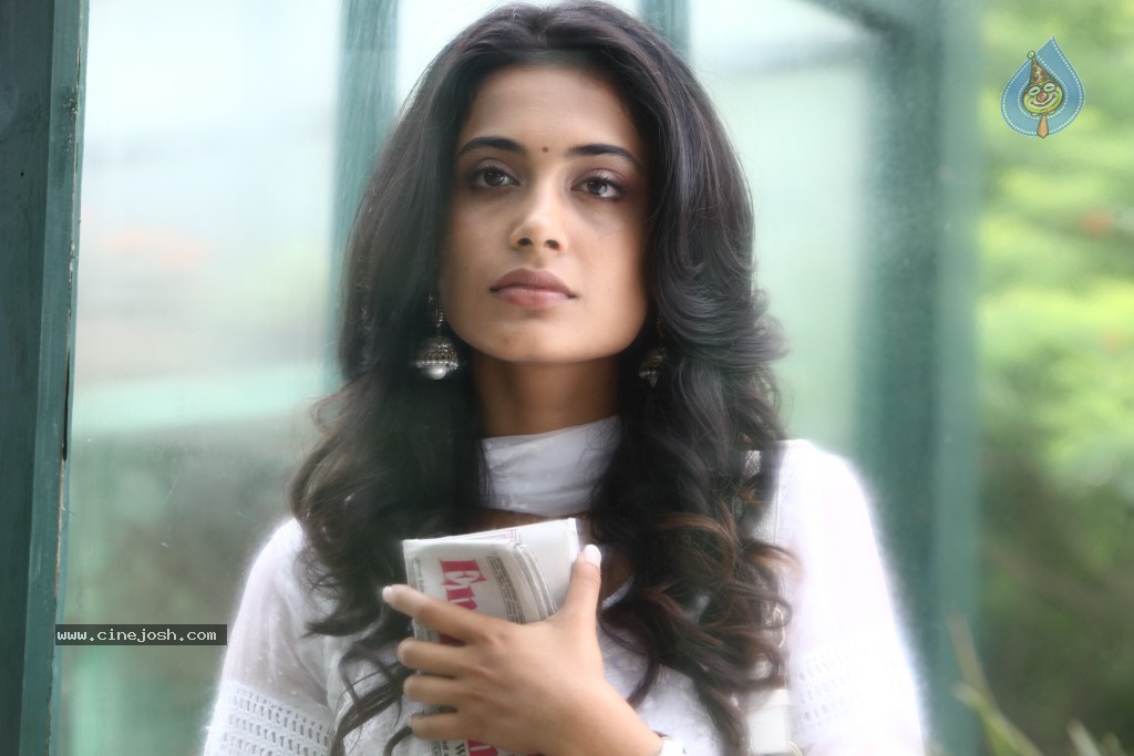 Sarah Jane Dias Hot Stills - 44 / 86 photos