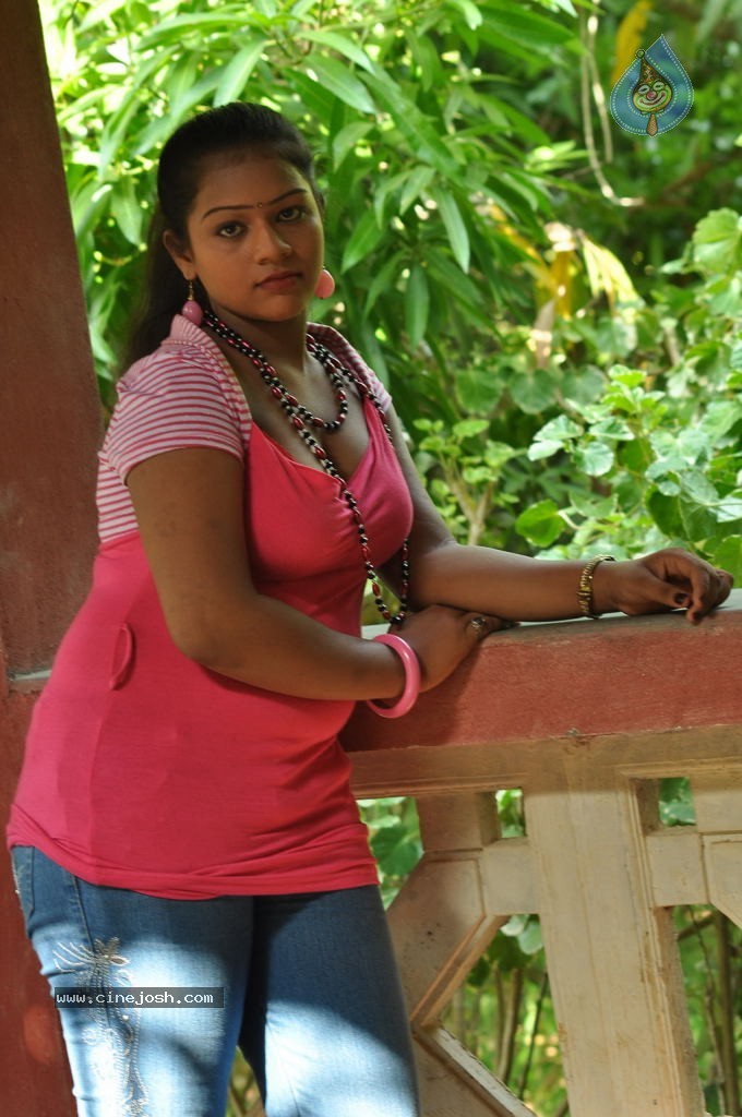 Selathuponnu Tamil Movie Hot Stills - 27 / 40 photos