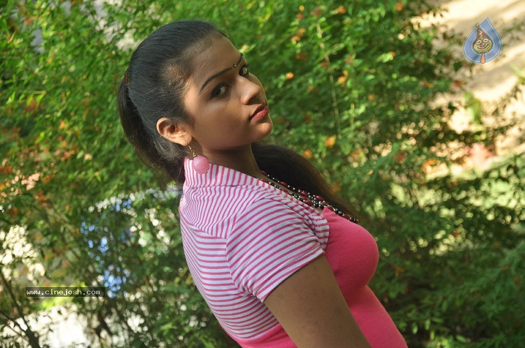 Selathuponnu Tamil Movie Hot Stills - 34 / 40 photos