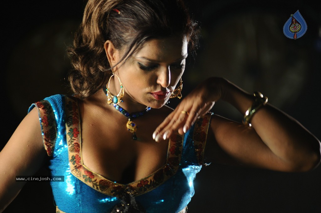 Shalini Naidu Spicy Stills - 34 / 98 photos
