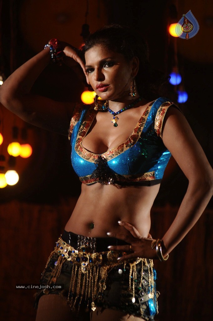 Shalini Naidu Spicy Stills - 39 / 98 photos