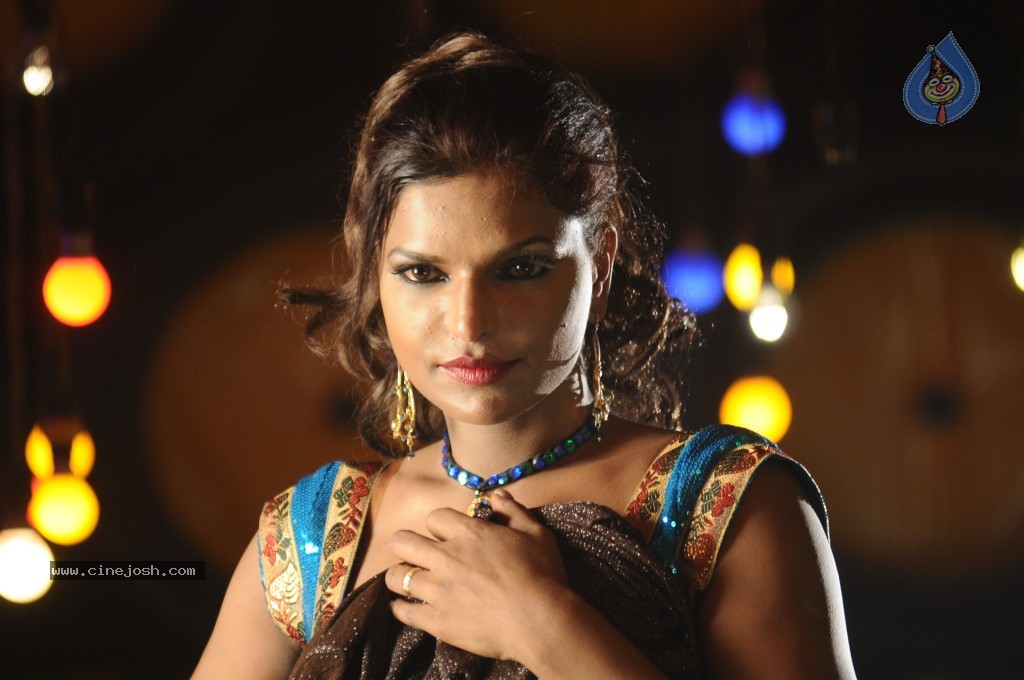 Shalini Naidu Spicy Stills - 71 / 98 photos