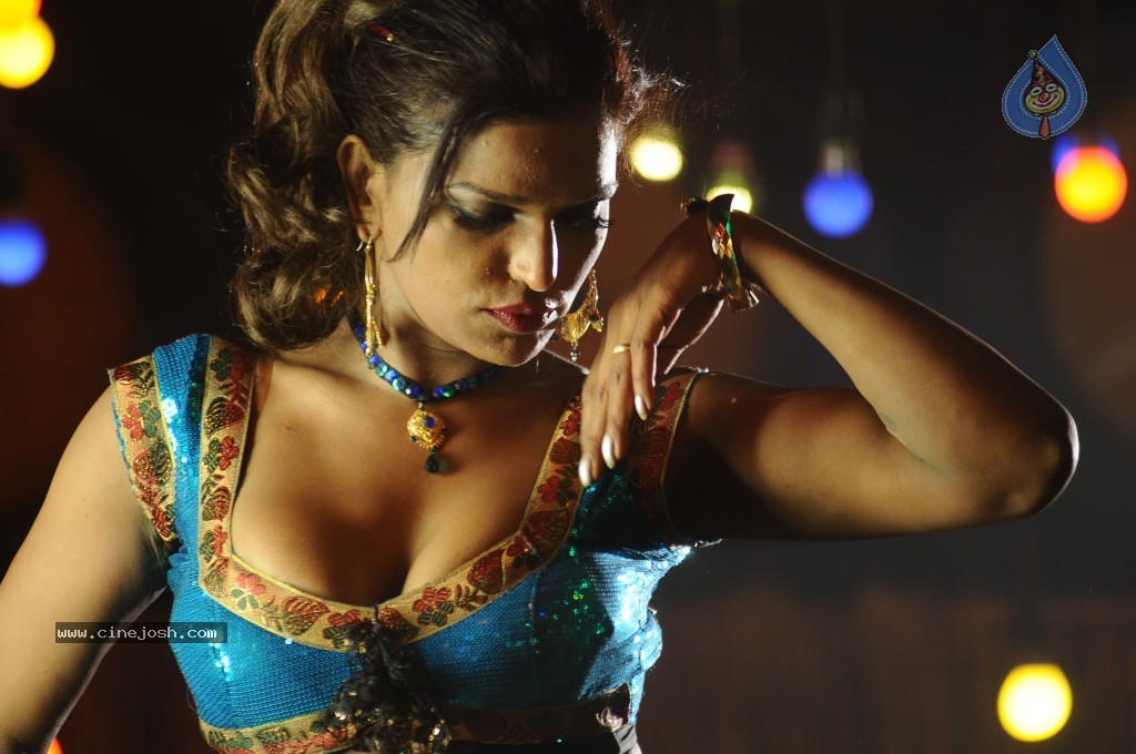 Shalini Naidu Spicy Stills - 81 / 98 photos