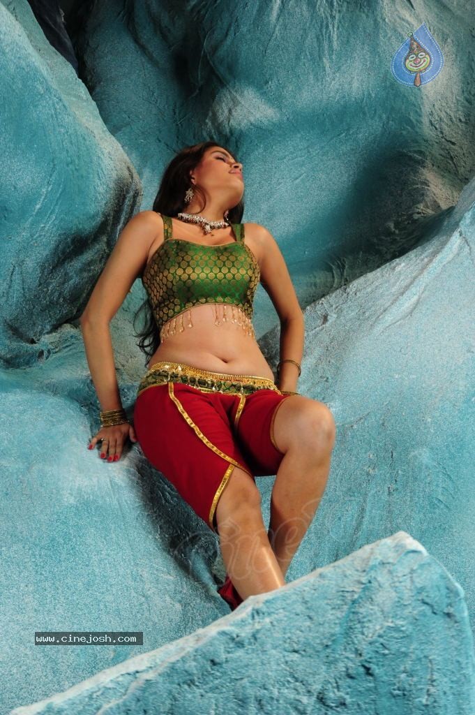 Sheena Shahabadi Hot Photos - 2 / 137 photos