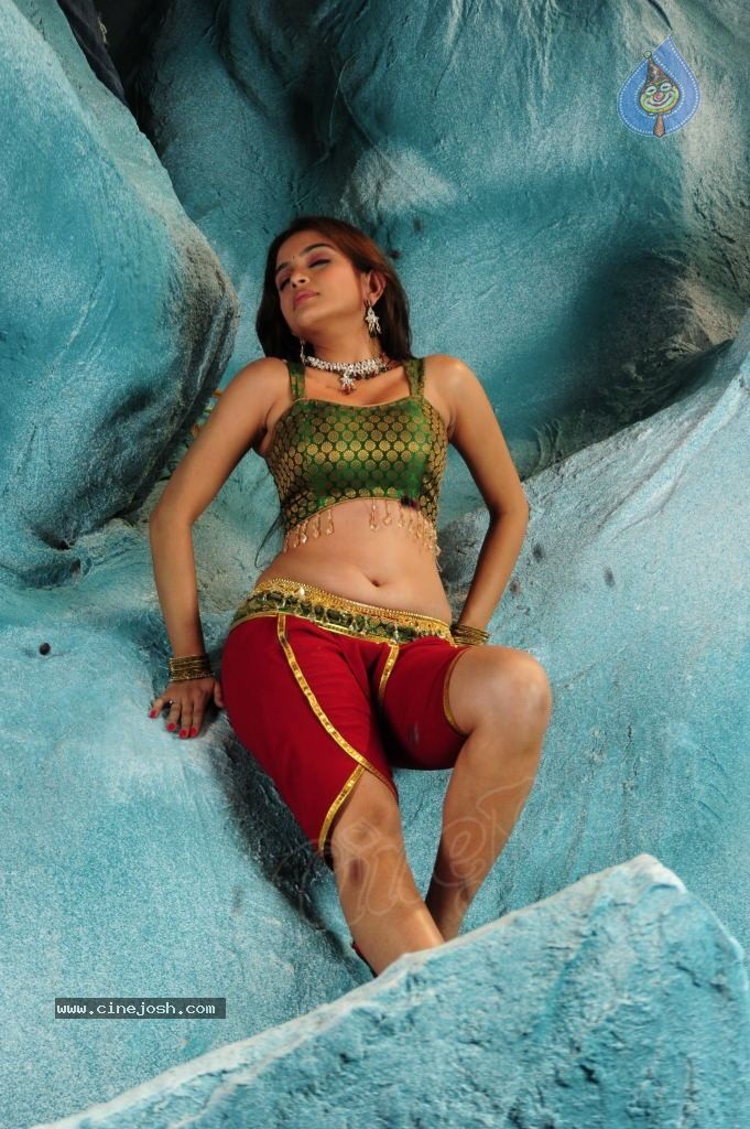 Sheena Shahabadi Hot Photos - 26 / 137 photos
