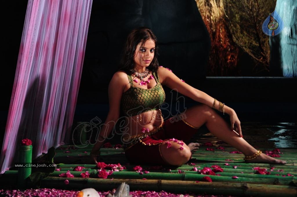Sheena Shahabadi Hot Photos - 27 / 137 photos
