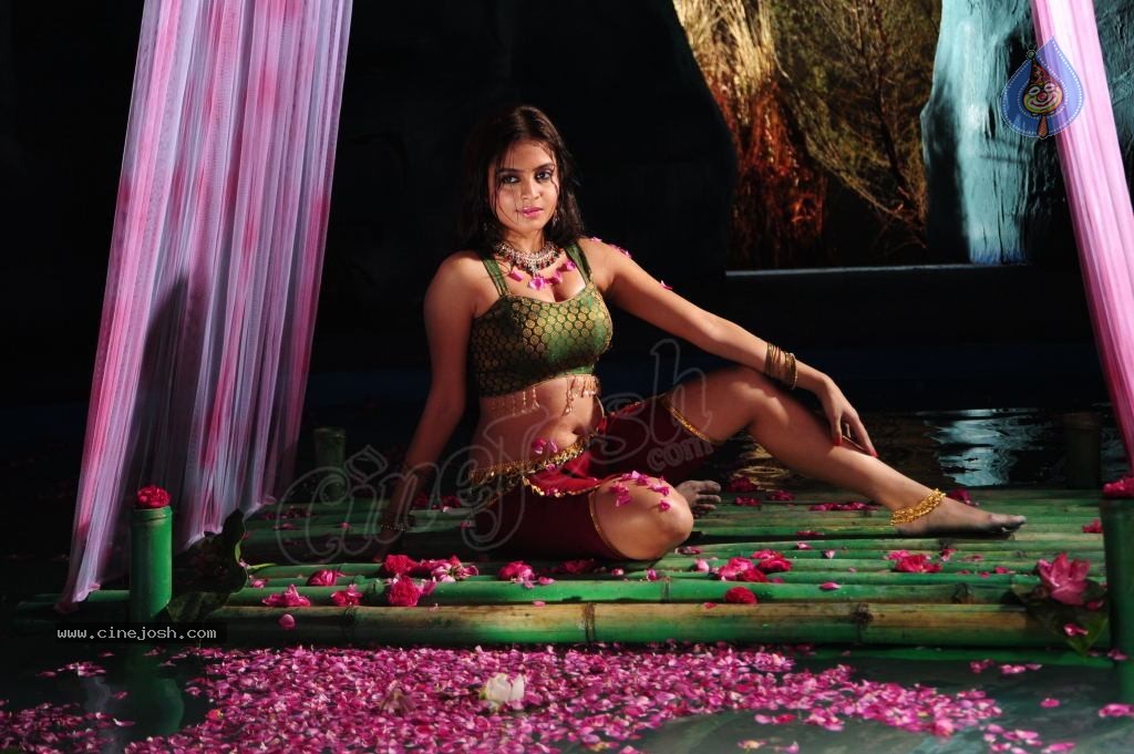 Sheena Shahabadi Hot Photos - 117 / 137 photos