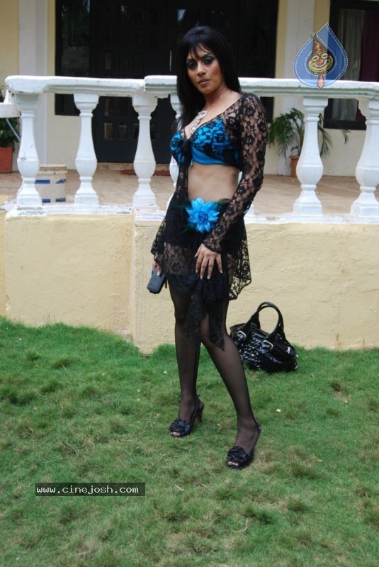 Shikha Puri Hot n Spicy Pics - 4 / 30 photos