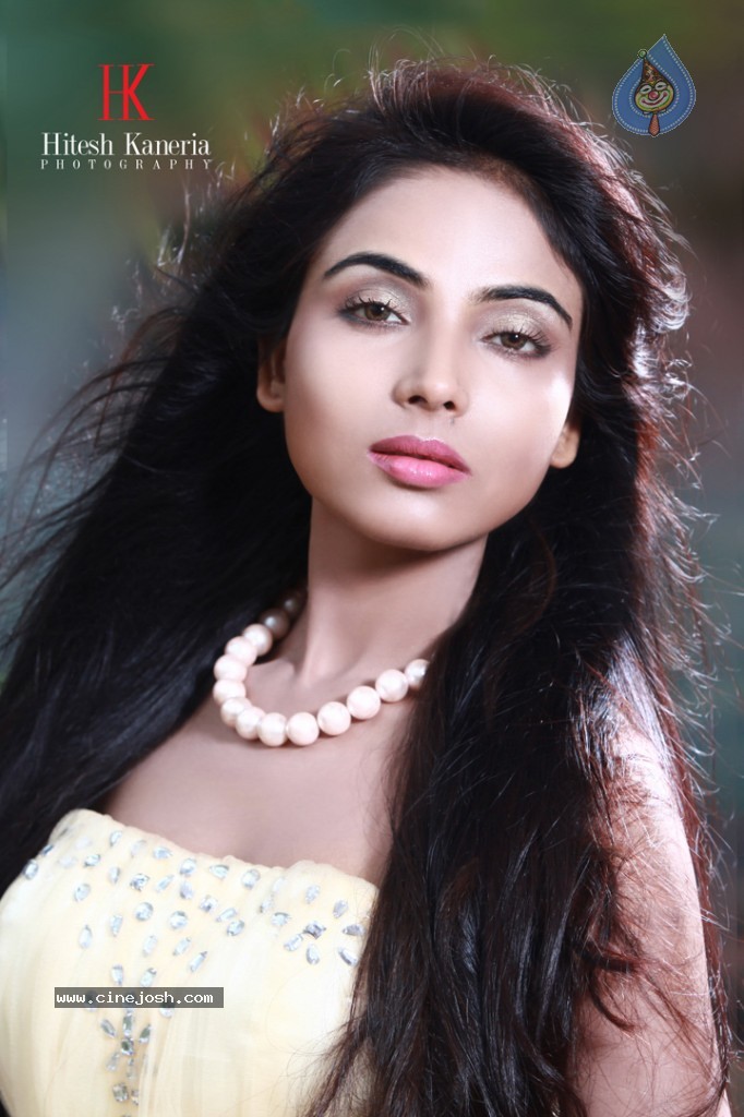Shilpi Shukla Hot Photo Shoot - 10 / 31 photos