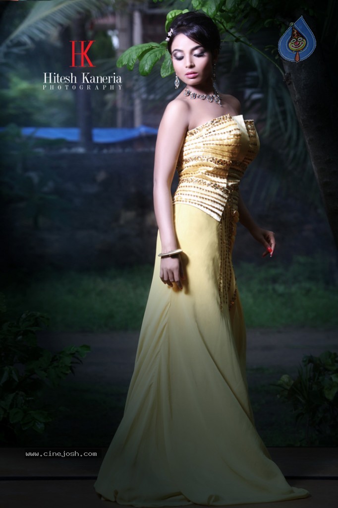 Shilpi Shukla Hot Photo Shoot - 24 / 31 photos