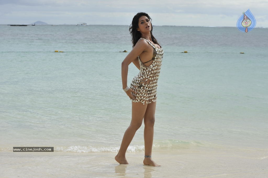 Shraddha Das Hot Photos - 32 / 90 photos