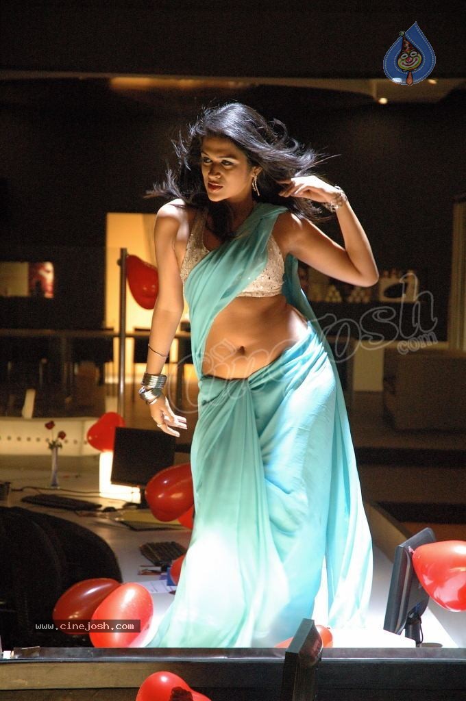 Shraddha Das Hot Stills - 4 / 74 photos