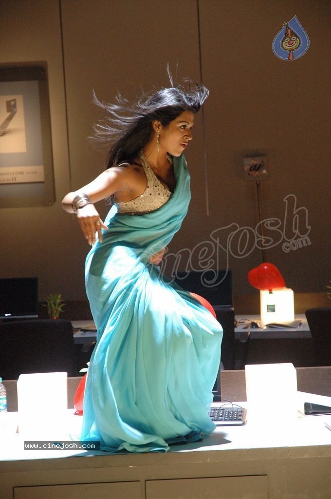 Shraddha Das Hot Stills - 13 / 74 photos
