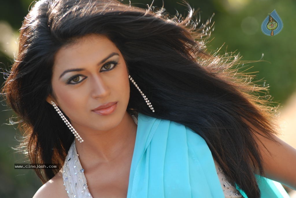 Shraddha Das Hot Stills - 63 / 74 photos