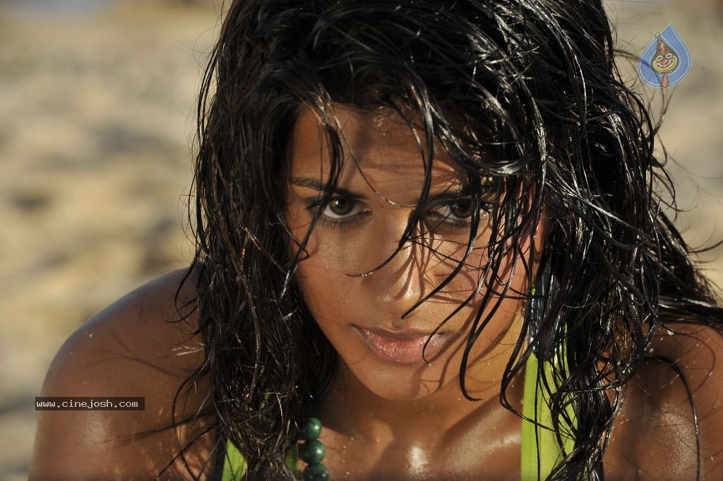 Shraddha Das Spicy Gallery - 28 / 63 photos