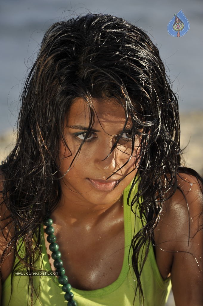 Shraddha Das Spicy Gallery - 34 / 63 photos