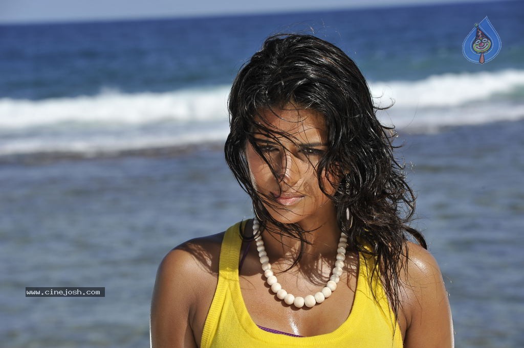 Shraddha Das Spicy Gallery - 62 / 63 photos