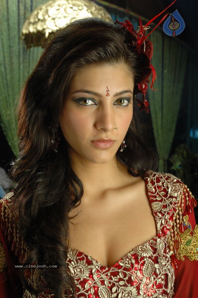 Shruti Hassan Spciy Photos - 3 / 83 photos