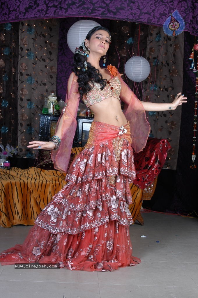 Shruti Hassan Spciy Photos - 5 / 83 photos