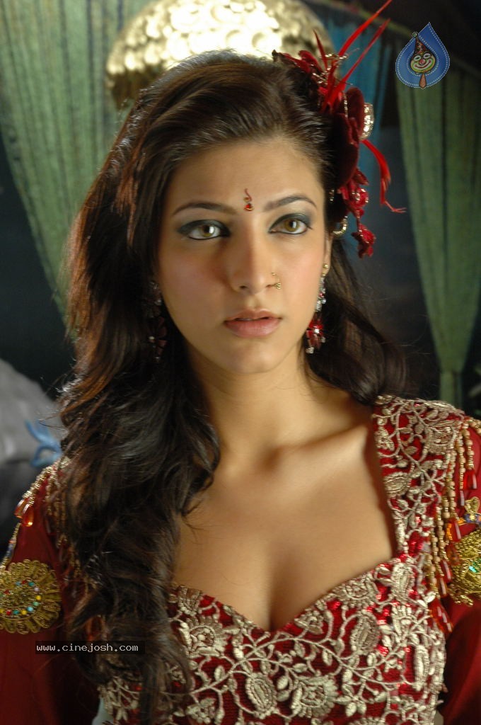 Shruti Hassan Spciy Photos - 19 / 83 photos