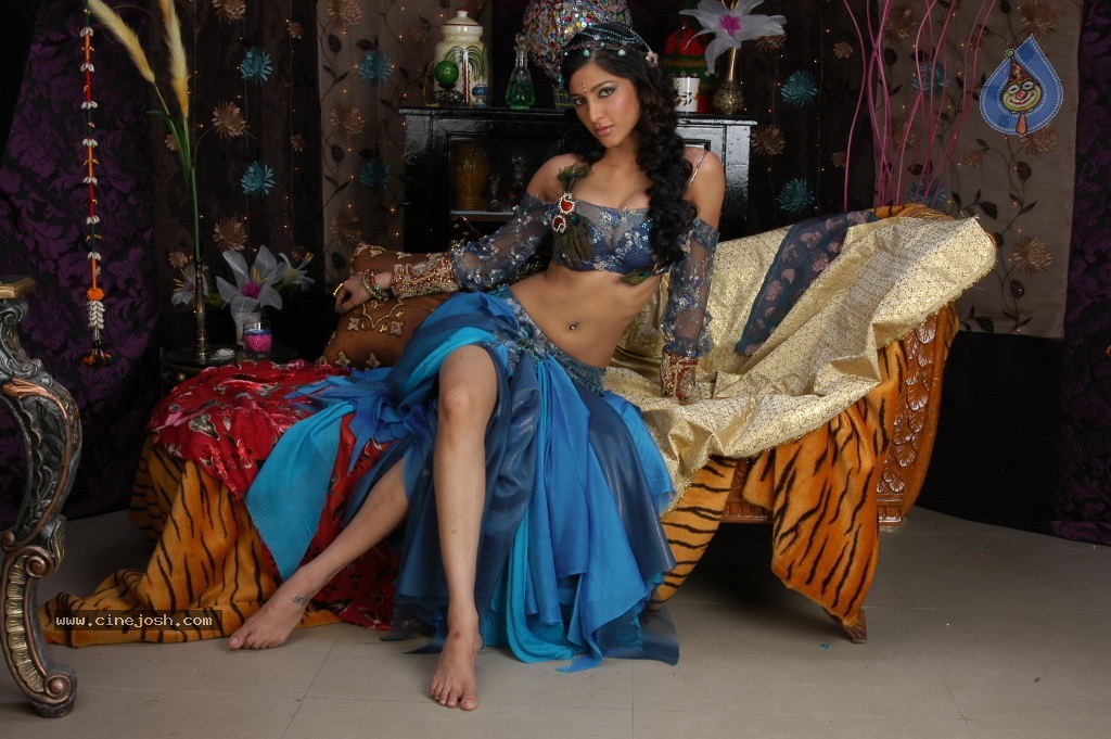 Shruti Hassan Spciy Photos - 24 / 83 photos