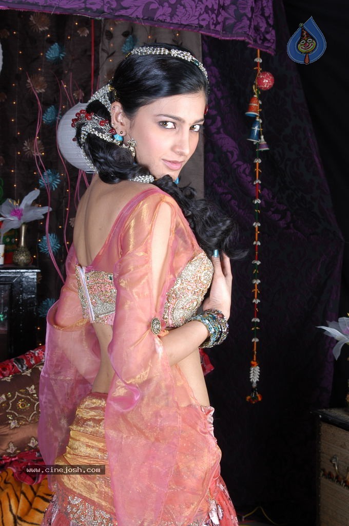 Shruti Hassan Spciy Photos - 30 / 83 photos