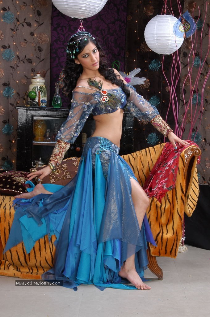 Shruti Hassan Spciy Photos - 73 / 83 photos