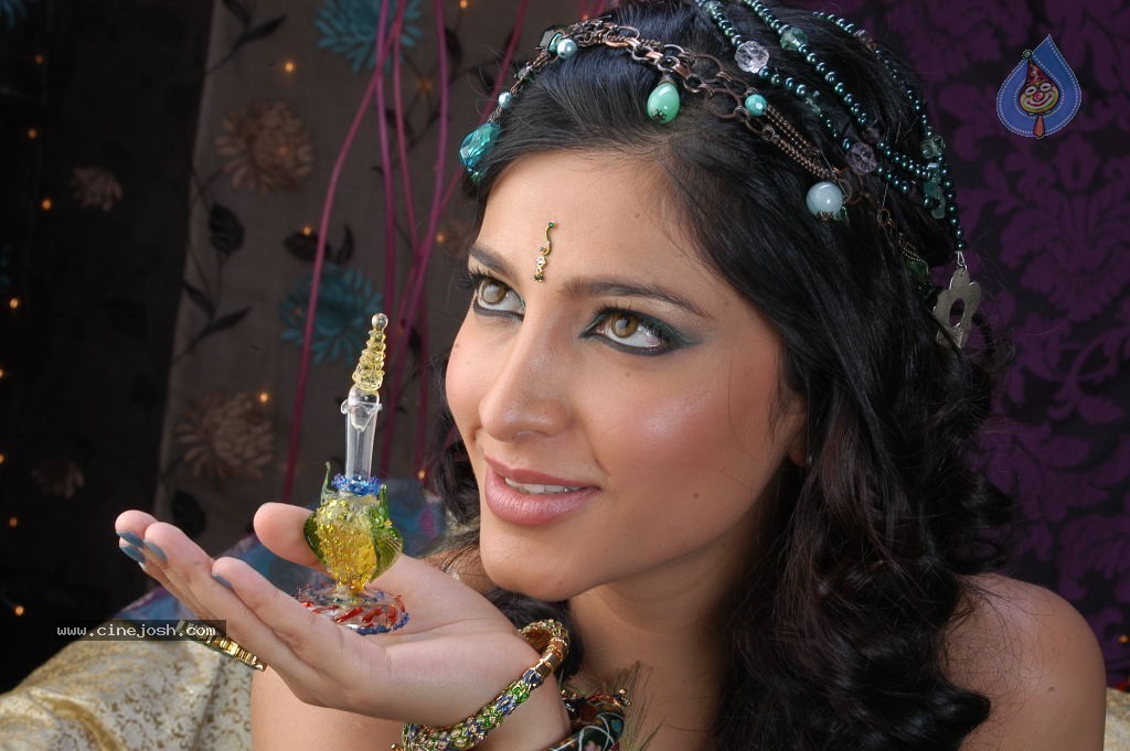 Shruti Hassan Spciy Photos - 81 / 83 photos