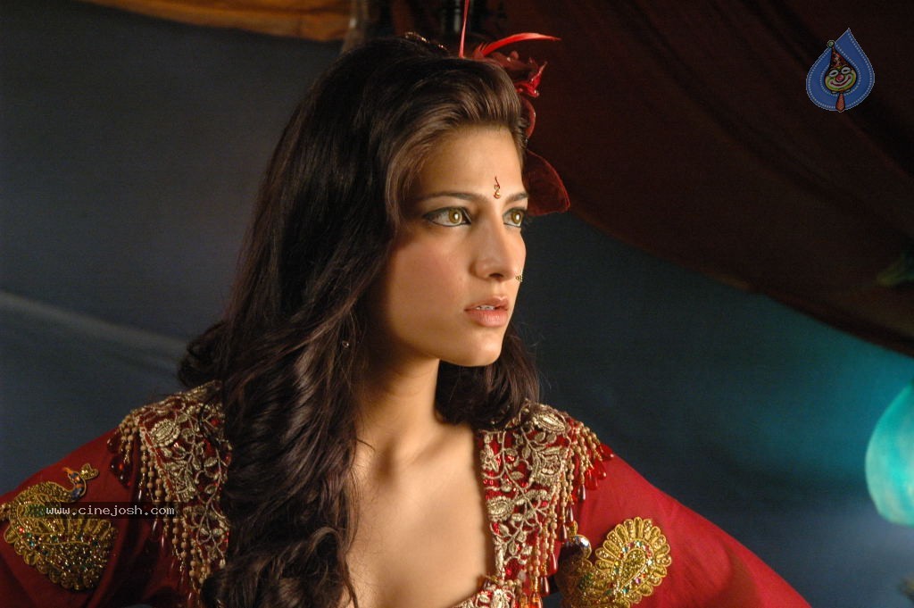 Shruti Hassan Spciy Photos - 82 / 83 photos