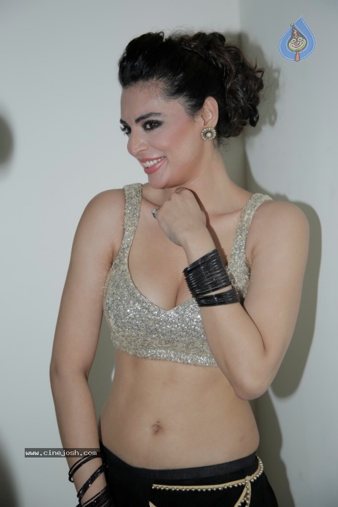 Shweta Bhardwaj Hot Photos - 20 / 20 photos