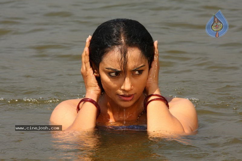 Shweta Menon Spicy Stills - 3 / 52 photos