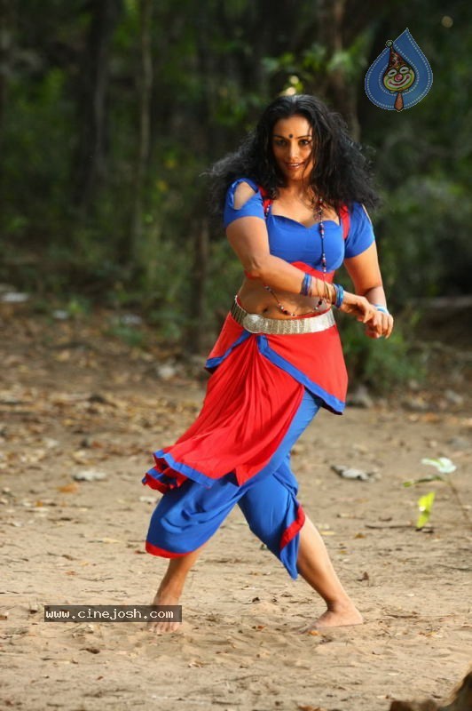 Shweta Menon Spicy Stills - 13 / 52 photos