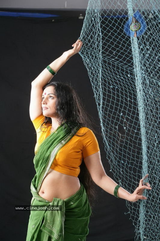 Shweta Menon Spicy Stills - 17 / 52 photos