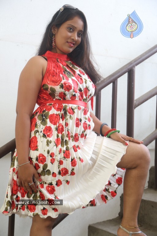 Sindhu Sri Hot Stills - 82 / 129 photos