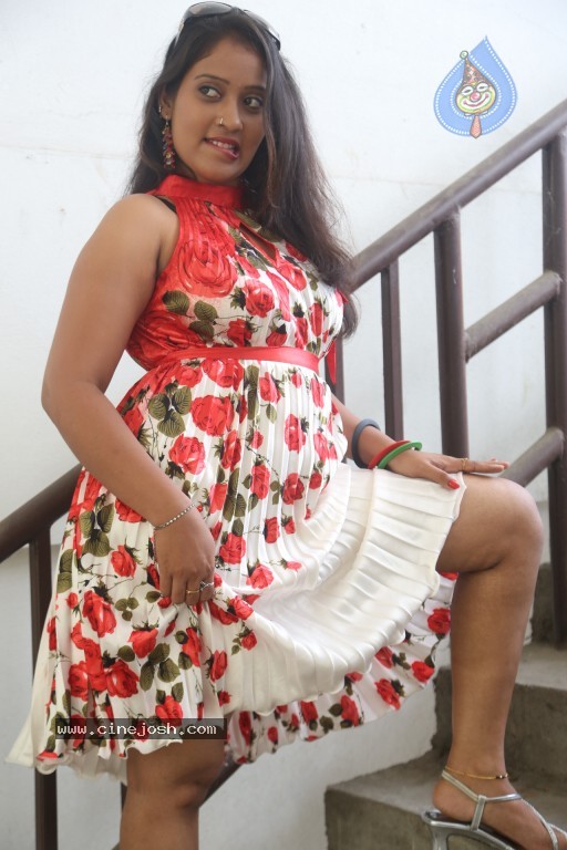 Sindhu Sri Hot Stills - 102 / 129 photos