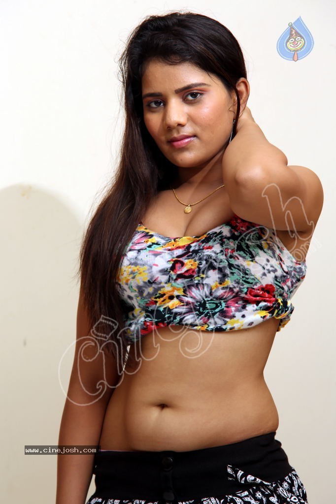 Siri Hot Stills - 79 / 114 photos