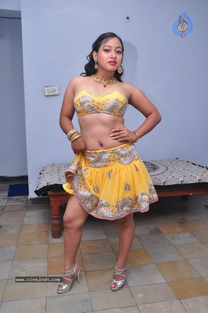 Sneha Spicy Stills - 31 / 85 photos