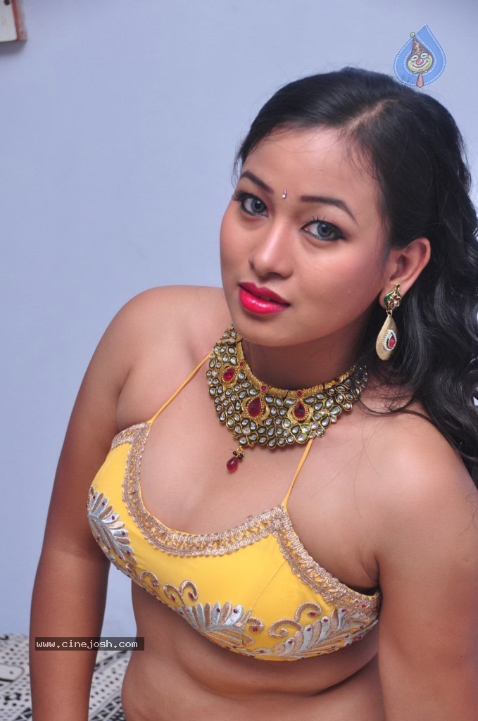 Sneha Spicy Stills - 46 / 85 photos