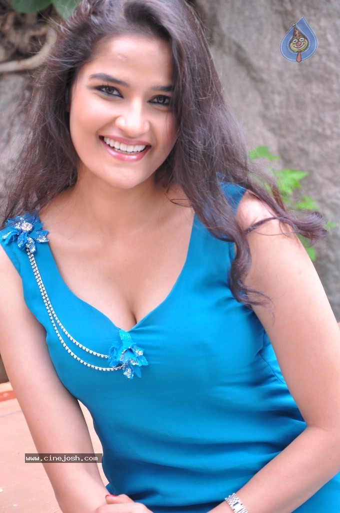 Sneha Thakur Hot Photos - 4 / 117 photos