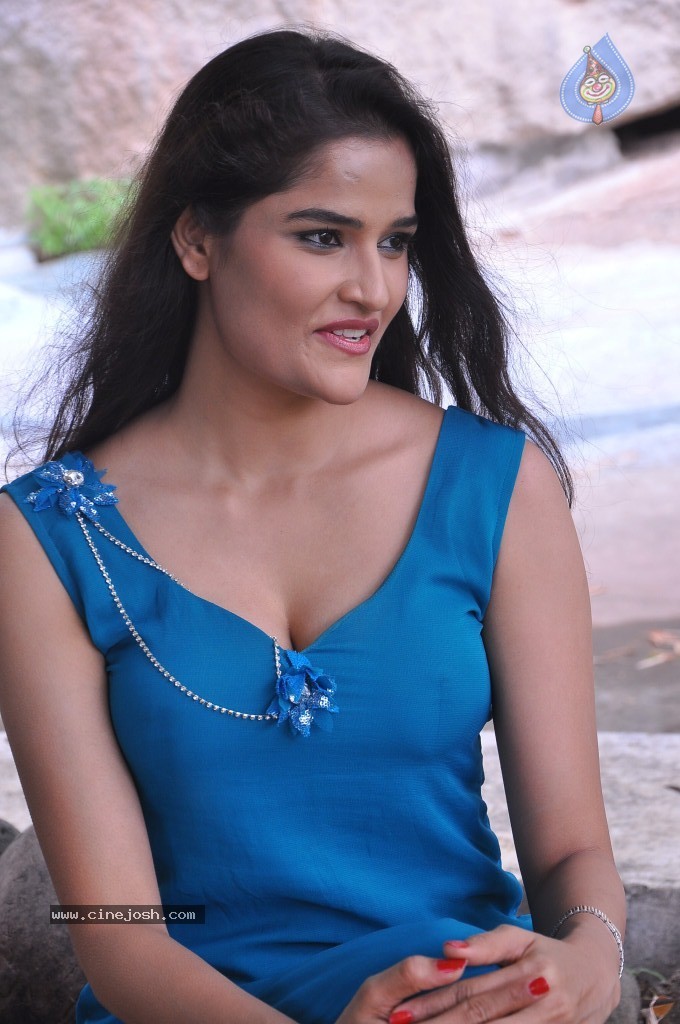 Sneha Thakur Hot Photos - 64 / 117 photos