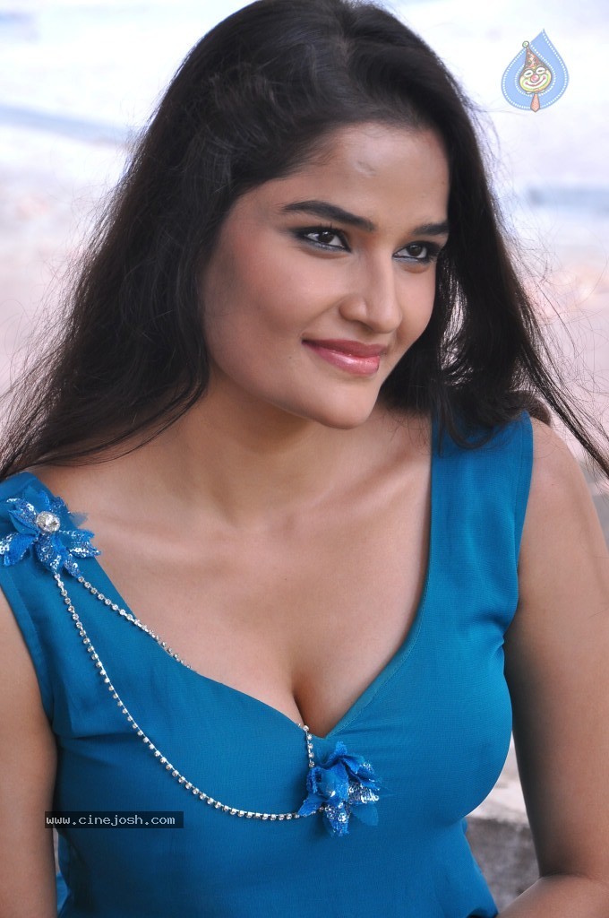 Sneha Thakur Hot Photos - 70 / 117 photos
