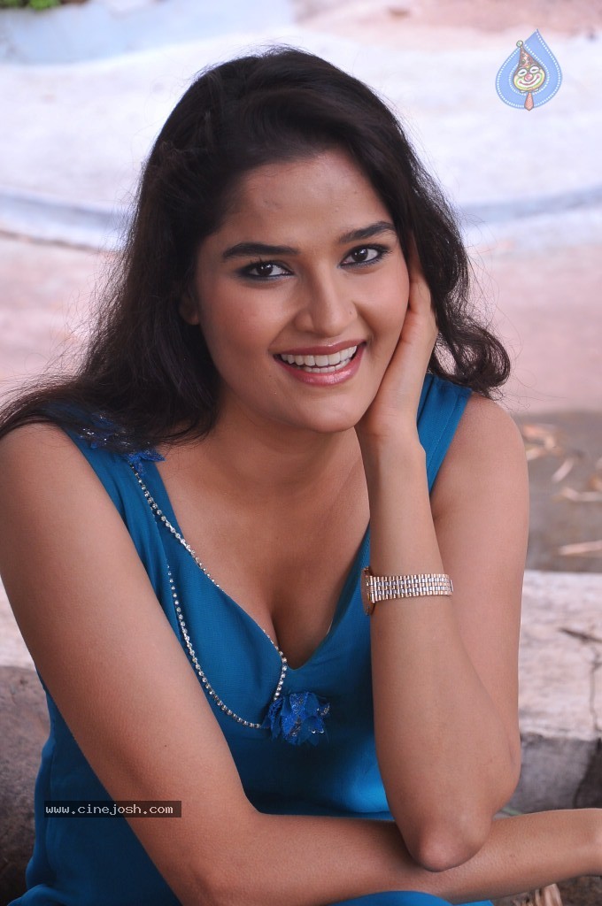Sneha Thakur Hot Photos - 71 / 117 photos