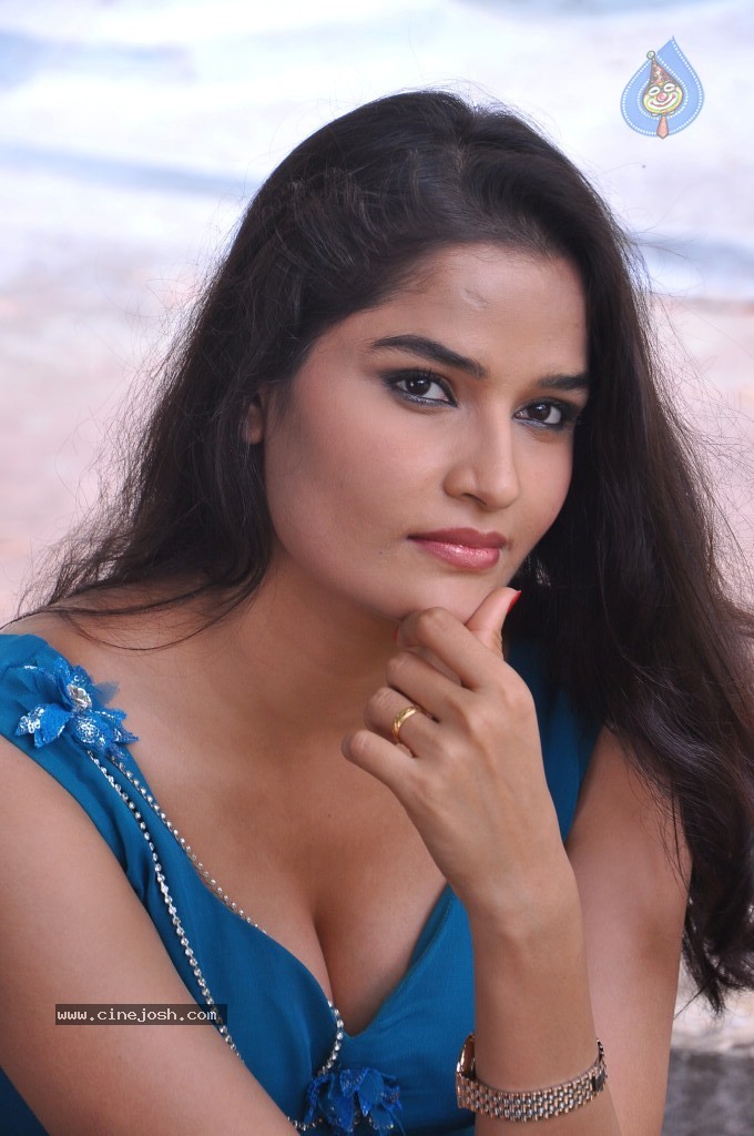 Sneha Thakur Hot Photos - 75 / 117 photos