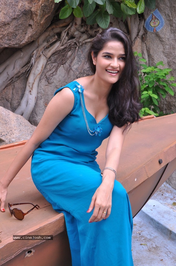 Sneha Thakur Hot Photos - 79 / 117 photos