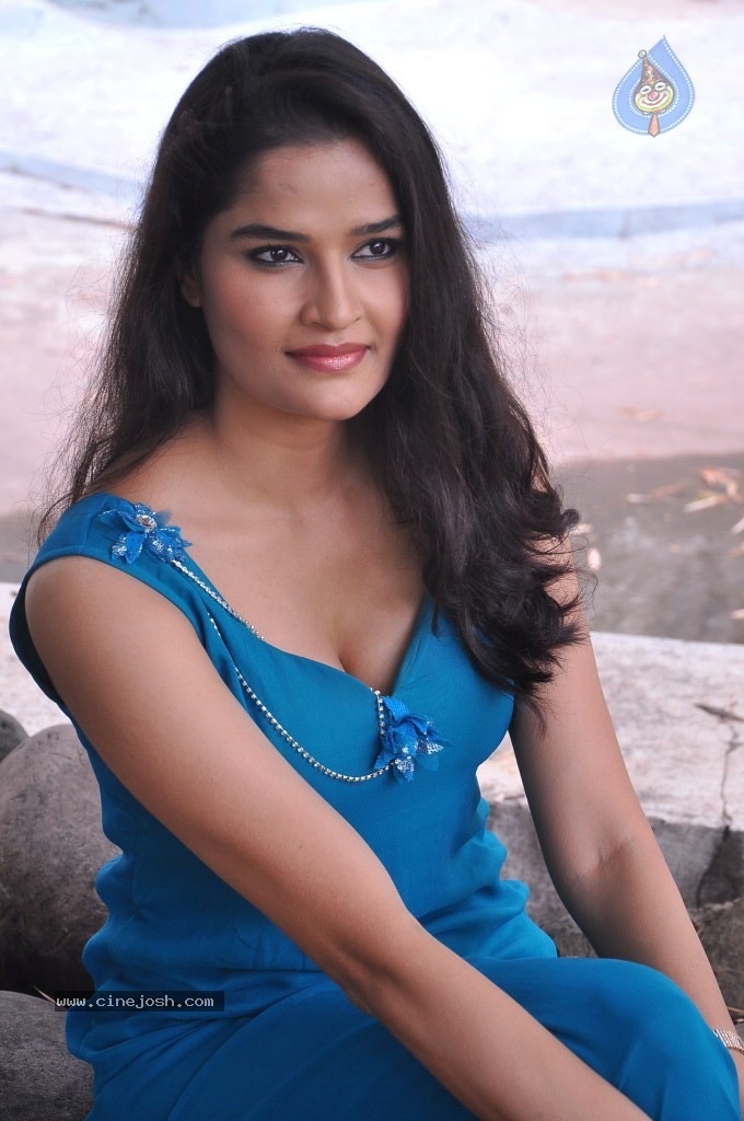 Sneha Thakur Hot Photos - 88 / 117 photos