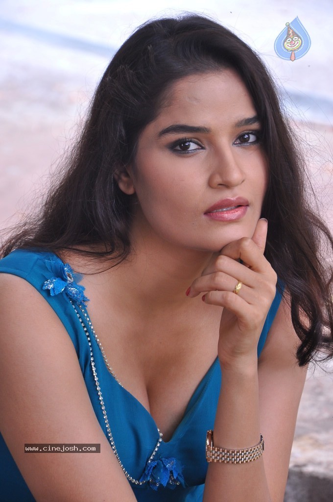 Sneha Thakur Hot Photos - 89 / 117 photos