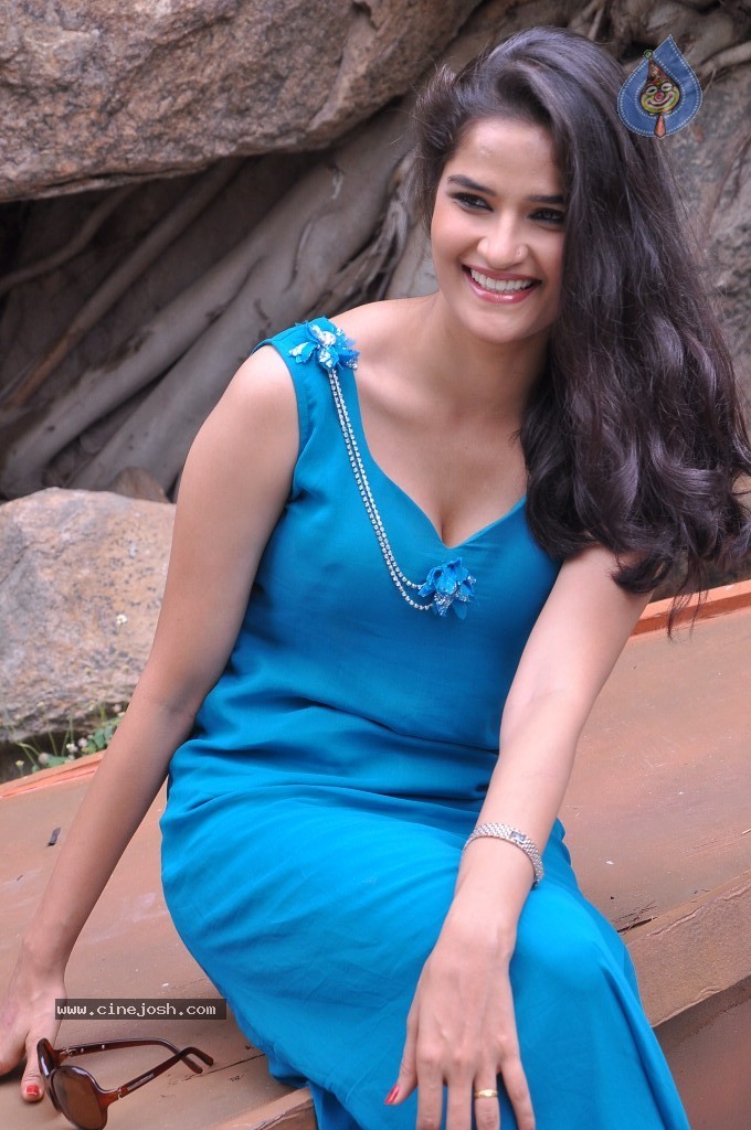Sneha Thakur Hot Photos - 115 / 117 photos