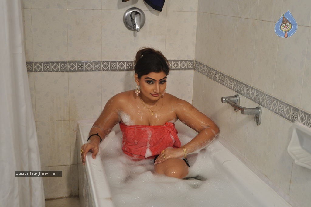 Sokkali Tamil Movie Hot Stills - 35 / 86 photos